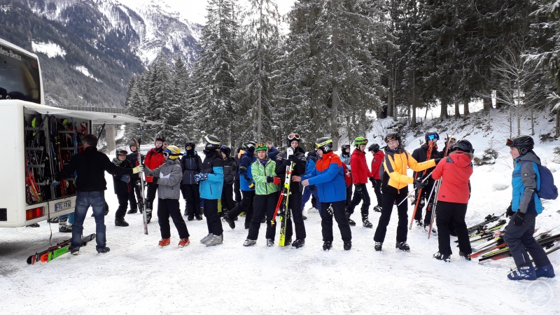 Organisation ist alles: gemeinsames „Anpacken“ beim „Auspacken“.
