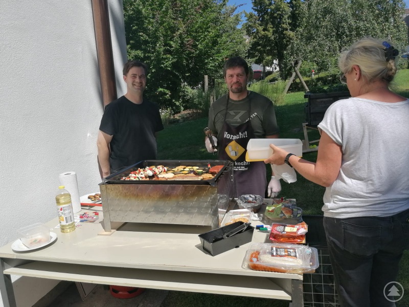 Gehört – trotz Corona – dazu: Sommerfest 2020. Reinhard, Clemens und Hildegard genossen den Sonnentag mit allen Bewohnern und Betreuern, bei einem herrlichen Grillbuffet.