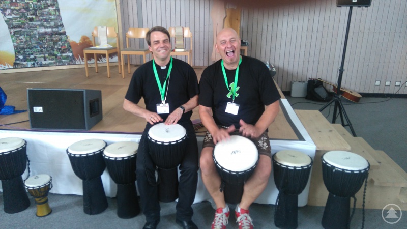 Christian "Balboo" Bojko (rechts) trommelt gemeinsam mit Bischof Dr. Stefan Oster (links).