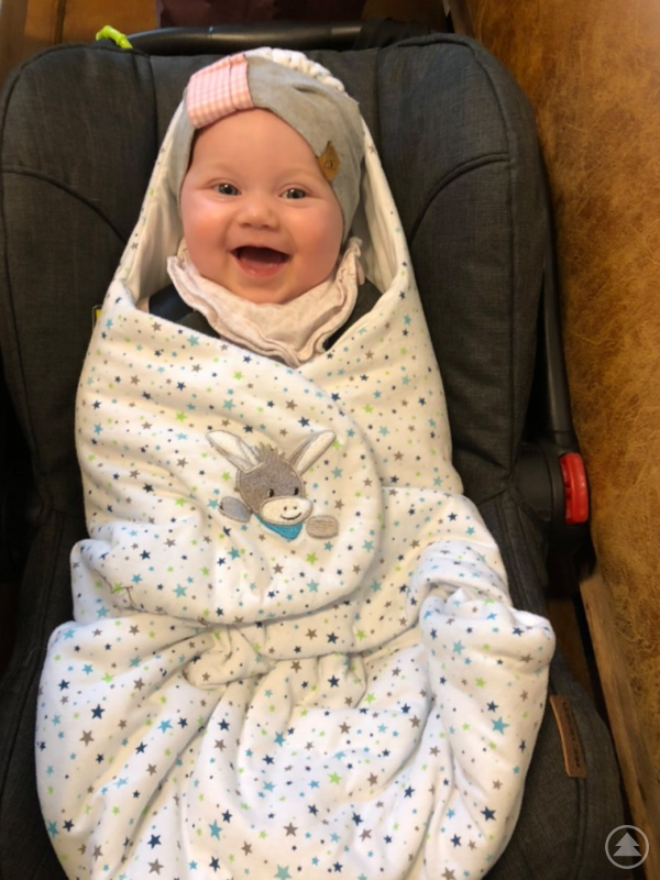 Baby Lea mit Einschlagdecke der Kliniken