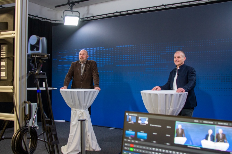 „Jugend forscht“ goes virtual: Dr. Andreas Kämmerer (links), Studiendirektor des Gymnasiums Waldkirchen und Leiter des Regionalwettbewerbs und Roland Biebl, ZF-Ausbildungsleiter und Pate von Jugend forscht, betreuten den niederbayerischen Regionalentscheid des größten europäischen Nachwuchswettbewerbs für Naturwissenschaften via Live-Übertragung.
