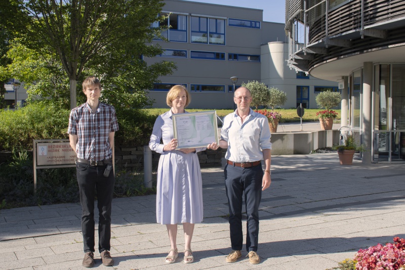 Freuen sich über die erfolgreiche Rezertifizierung (von links:) Qualitätsbeauftragter Felix Hummel, Dr. med. Cathy Czako, Leiterin der Ambulanten psychiatrischen Dienste und der Pflegerische Leiter Stephan Schießl
