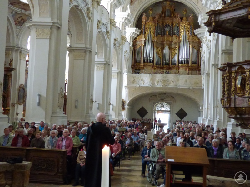 Gemeinsam feierten die Reisenden eine Maiandacht in der barocken Basilika und lauschten den Ausführungen von Frater Stefan. Danach ging es zur gemeinsamen Brotzeit.