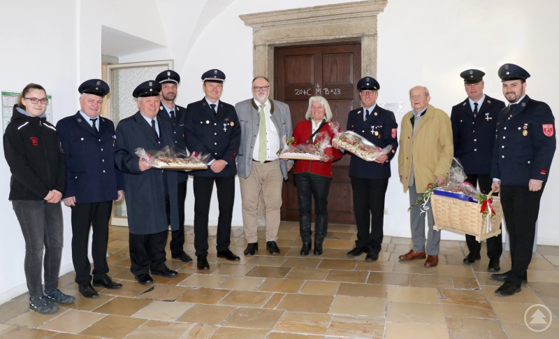 Mit Brotzeit zum Schirmherrnbitten bei Oberbürgermeister Jürgen Dupper (Mitte) kamen von der Freiwilligen Feuerwehr Gaissa Feuerwehrfrau Lea Spreitzer (von links), Vertrauensmann Fritz Atzinger, der ehemalige Kassenprüfer Georg Mayrhofer, der 1. Kommandant Jürgen Sagmeister, der 1. Vorsitzender Markus Färber, Fahnenmutter Anna Köberl, Gerätewart Gerold Mayrhofer, der Ehrenvorsitzende Willi Färber, Vertrauensmann Christian Kaltenecker und Jugendwart Simon Wagner.