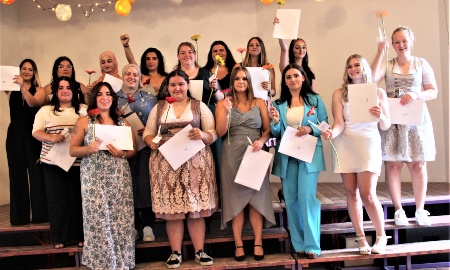 Freudestrahlende Gesichter in der Berufsfachschule für Kinderpflege.  Das Caritas-BBZ Zwiesel feiert seine Absolventinnen