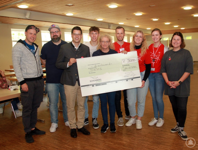 3 000 Euro vom Sozialfonds des Marktes Schönberg überreichten neben Bürgermeister Martin Pichler (3.v.l.) auch Tobias Rainer (v.l.), Markus Roth, Simon Rainer, Doris Rötzer und Julia Geiß (r.) am die DKMS-Volunteers Sophie Elter (ab 2.v.r.), Emilie Ehof und Lucas Bischoff.