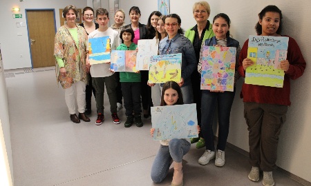 Farbenprächtige Kunstausstellung in der  Arbeitsagentur Passau