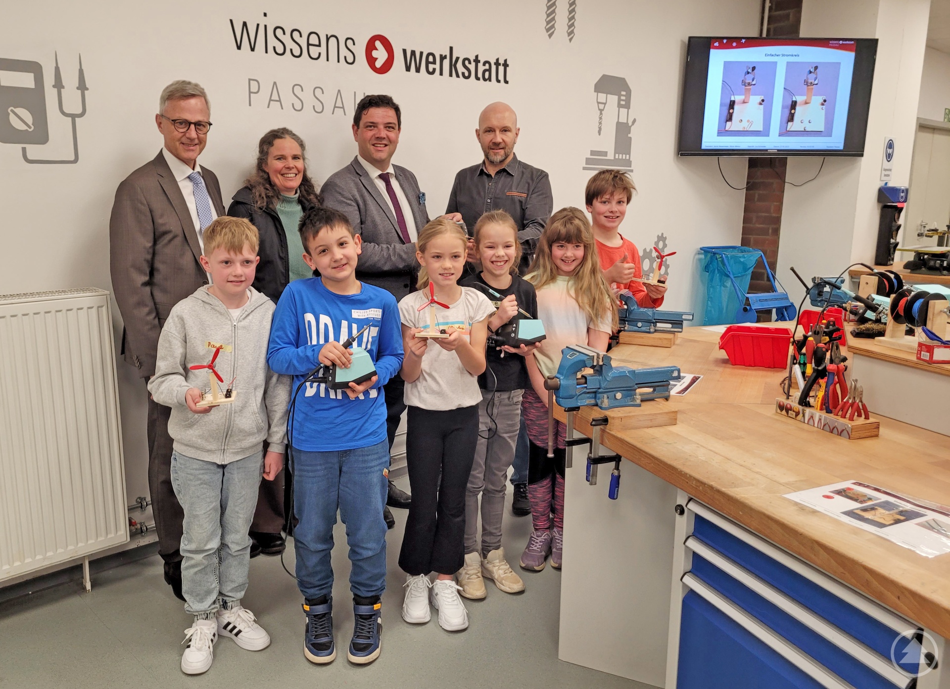 Mit den Drittklässlern der Adalbert-Stifter-Schulen Wegscheid freuen sich Gernot Hein (hinten von links), Heidemarie Bartl (Stadt Passau), Bürgermeister Armin Dickl und Ralf Grützner über die Neuanschaffung der Wissenswerkstatt Passau, die von der ARGE Donaustädte ermöglicht wurde