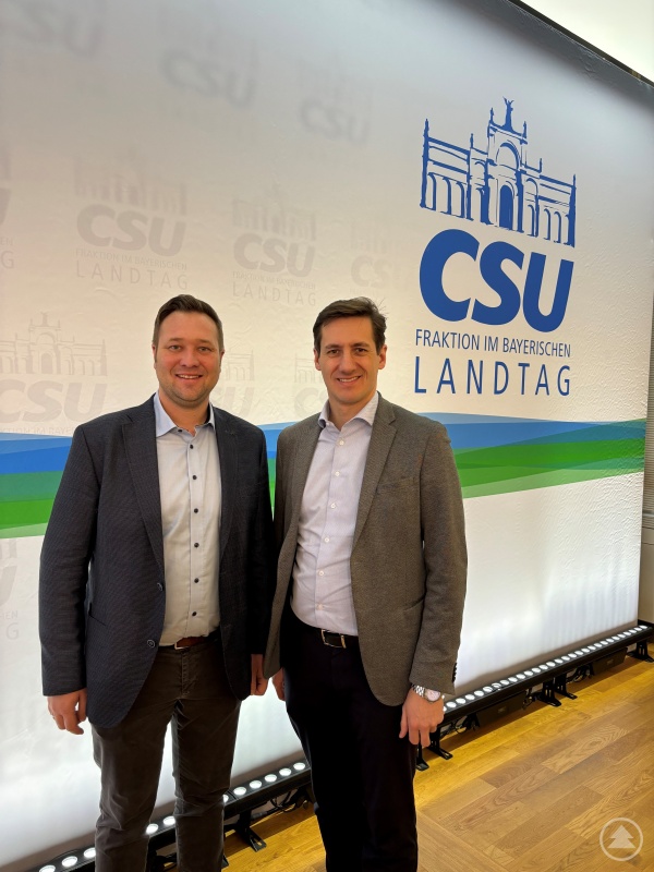 Schulen und Kindertageseinrichtungen im Landkreis Freyung-Grafenau können sich über fast 4,5 Millionen Euro Zuschuss vom Freistaat freuen: Diese guten Nachrichten überbringen die beiden Landtagsabgeordneten Dr. Stefan Ebner (rechts) und Josef Heisl (links)