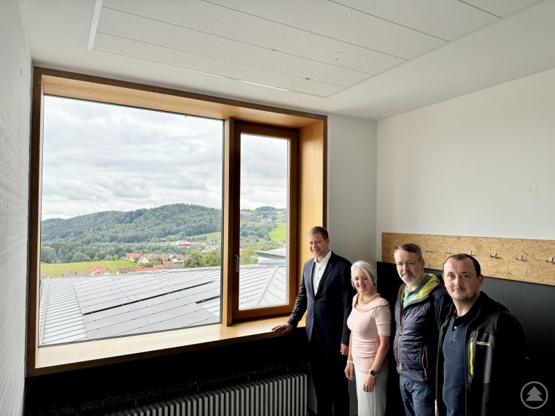v.l.n.r.: Mit Aussicht auf einen Teil der neuen PV-Anlage auf der Mittelschule Freyung: Bürgermeister Dr. Olaf Heinrich, Schulleiterin Cornelia Miggisch, stv. Vorsitzender des Hauptschulverbandes Jürgen Schano und Klimaschutzmanager der Stadt Freyung Ludwig König