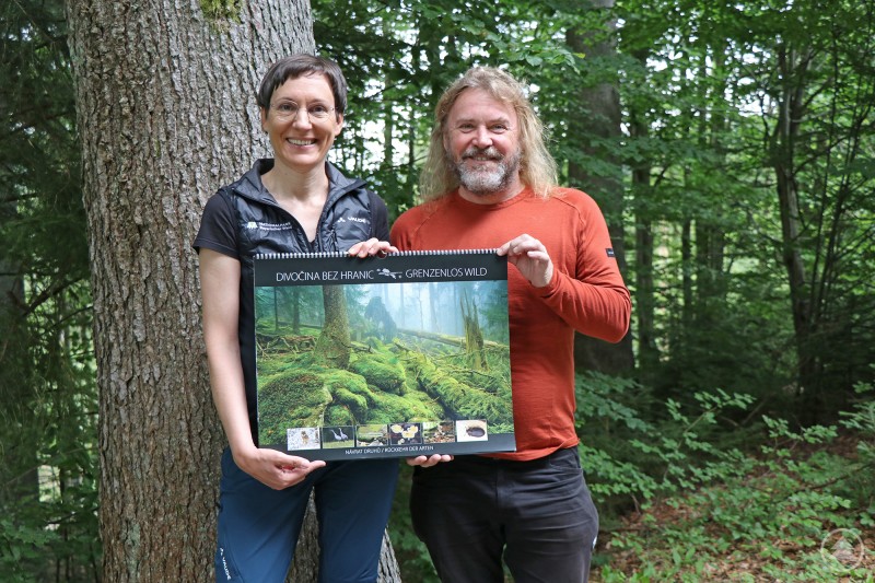 Ursula Schuster und Pavel Hubený präsentieren den neuen „Grenzenlos wild“-Kalender