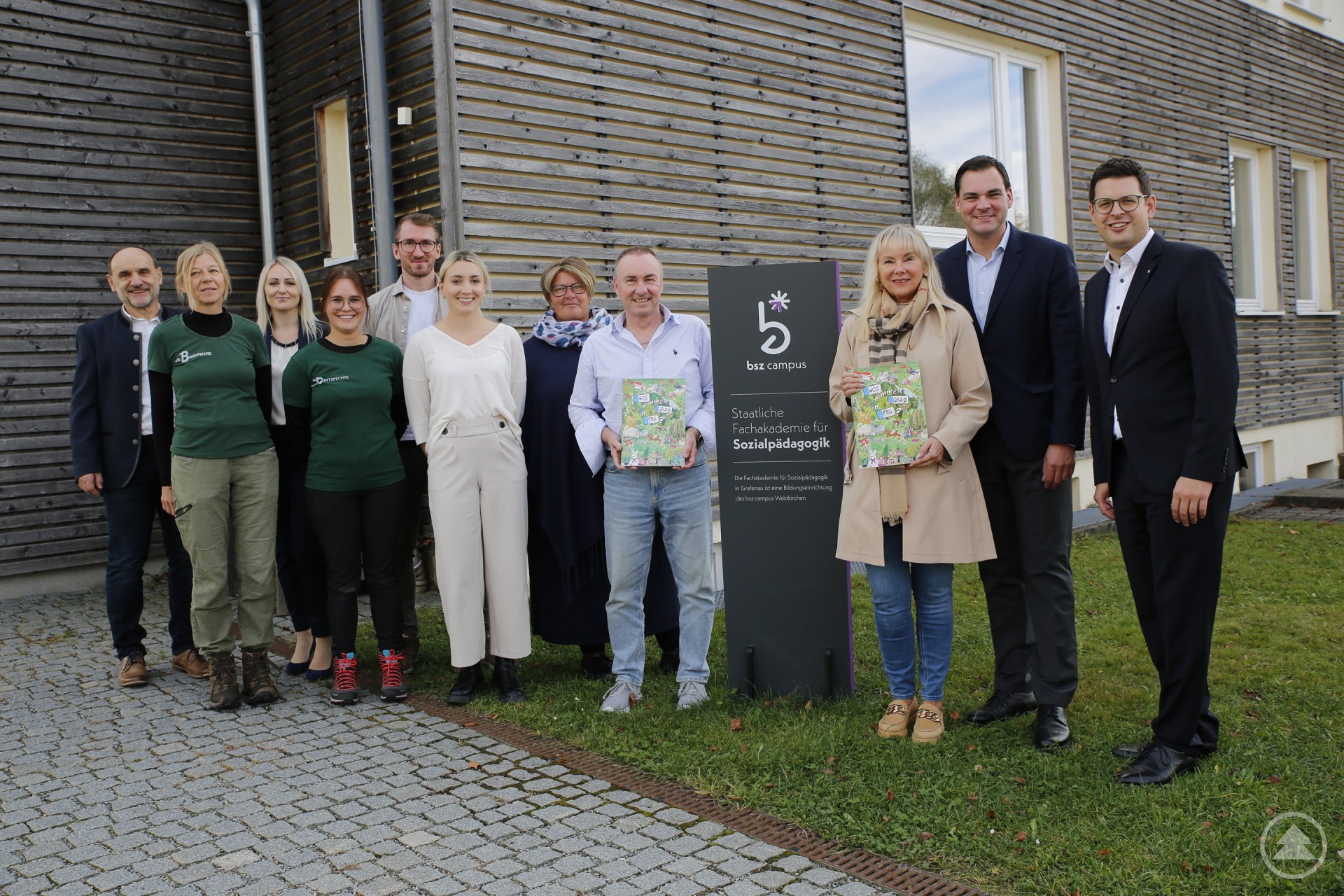 Kommunale Allianz für Erziehung: Bürgermeister Martin Pichler (v.l.), Landrat Sebastian Gruber, Elvira Wudy-Engleder und Außenstellenleiter Robert Eberle (mit Wimmelbüchern des Landkreises), Dani Luksch (Leiterin des Kindergartens St. Elisabeth), die angehenden Erziehenden Jana Penzenstadler (Marktzwerge), Christian Butscher (St. Elisabeth), Vanessa Becker (Die Buntspechte) mit Diana Prinz, Birgit Bauer (Leiterin des Waldkindergartens) sowie Adolf Hackl.