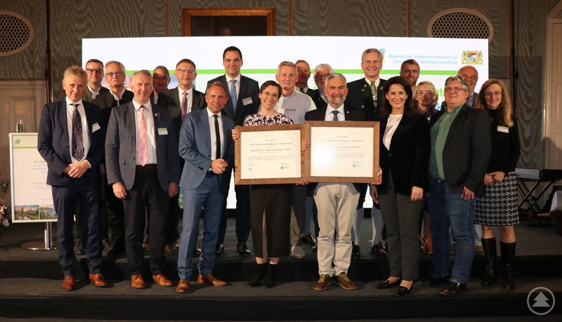 Dr. Eick von Ruschkowski, der Vertreter der IUCN, überreichte im Beisein von Staatsminister Thorsten Glauber (7.v.l.) und Staatsministerin Michaela Kaniber (6.v.r.) sowie zahlreichen Ehrengästen die Zertifikate an Nationalparkleiterin Ursula Schuster und Nationalparkleiter Dr. Roland Baier (vorne Mitte).