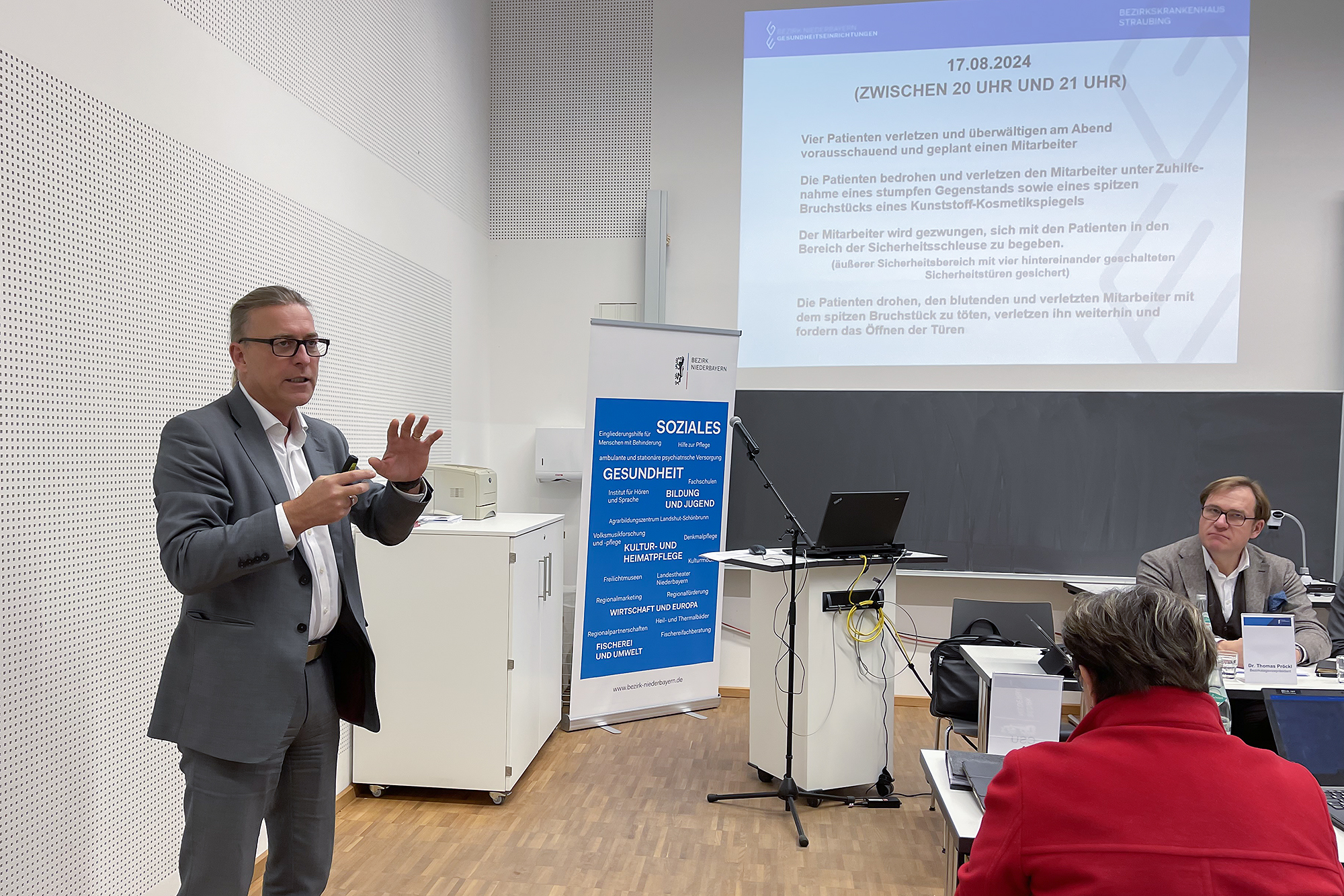 Prof. Joachim Nitschke bei seinem Bericht im niederbayerischen Bezirkstag