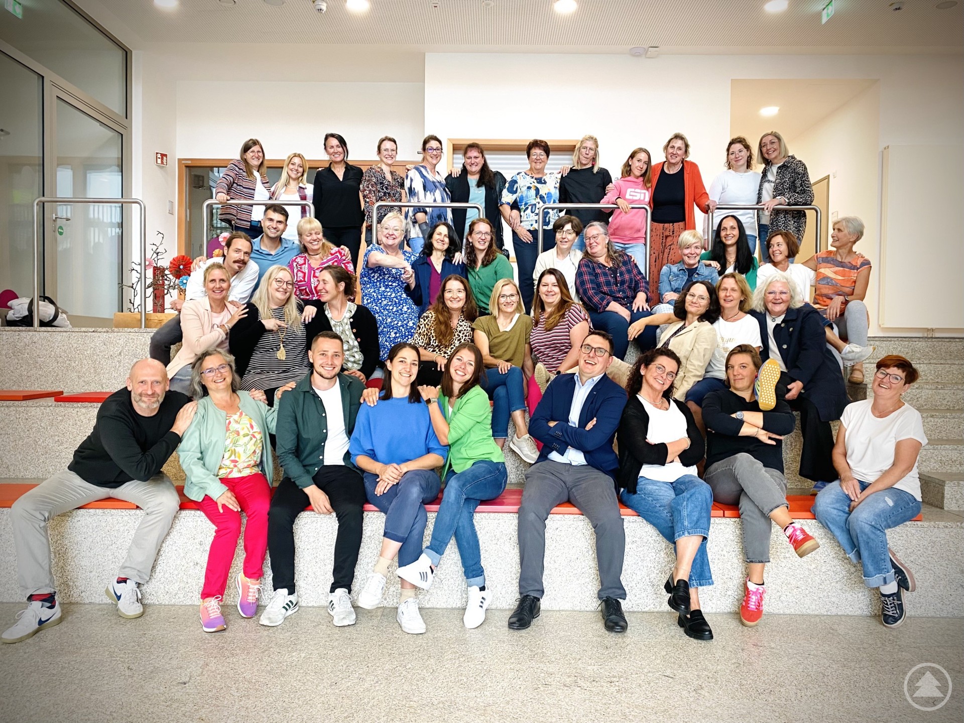 Gute Stimmung: Die Lehrerinnen und Lehrer des Caritas-BBZ Zwiesel freuen sich zusammen mit ihren Auszubildenden auf den Tag der offenen Tür am 05.April.