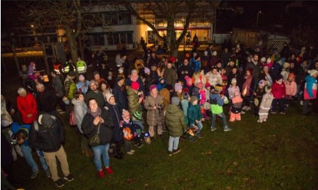 Ein Junge ohne Jacke – und mehr als 100 Laternen helfen