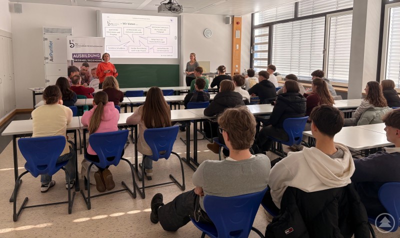Referentinnen pr&auml;sentieren vor einer Schulklasse verschiedene Ausbildungs- und Studienm&ouml;glichkeiten, w&auml;hrend die Jugendlichen aufmerksam zuh&ouml;ren.