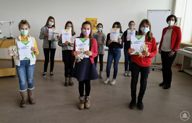 Stolz präsentieren die Schul- und Klassensieger des Vorlesewettbewerbs der Realschule Grafenau zusammen mit Deutschlehrerin Verena Lohmann ihre Urkunden und Buchgeschenke.