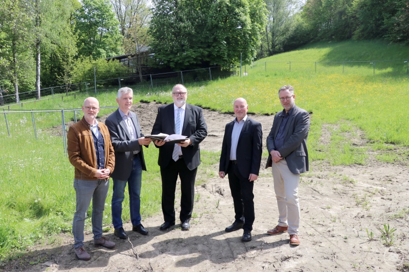 Hier wird die neue Innstadt-Kita entstehen. Darüber freuen sich Oberbürgermeister Jürgen Dupper (Mitte) und Stadtrat Prof. Dr. Gerhard Waschler, MdL (2. von links), im Beisein der zuständigen Referenten Wolfgang Seiderer (links), Ansgar Grochtmann (von rechts) und Herbert Zillinger.