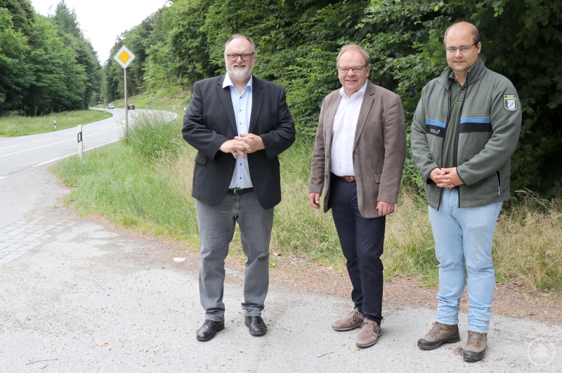 An der bevorzugten Trasse entlang der Staatsstraße 2110 zeigen sich Oberbürgermeister Jürgen Dupper (von links), Bürgermeister Wolfgang Lindmeier und Stefan Huber, Bereichsleiter Forsten im Amt für Ernährung, Landwirtschaft und Forsten Passau, hinsichtlich des Radwegprojekts zwischen Neuburg am Inn und Passau optimistisch.