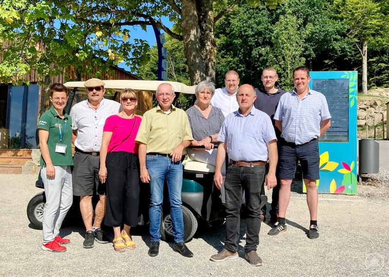 Freuen sich über die Lieferung sowie die baldige Inbetriebnahme des Golf-Carts: (v. links n. rechts) Landesgartenschau-Geschäftsführerin Katrin Obermeier und der Seniorenpolitische Arbeitskreis des Freyunger Stadtrates um Otto Christoph, Margit Petzi, Paul Brunner, Johanna Kössl, Christoph Weishäupl, Josef Geis, Christoph Endl und Josef Blöchl. – Foto: Seniorenpolitischer Arbeitskreis des Freyunger Stadtrats