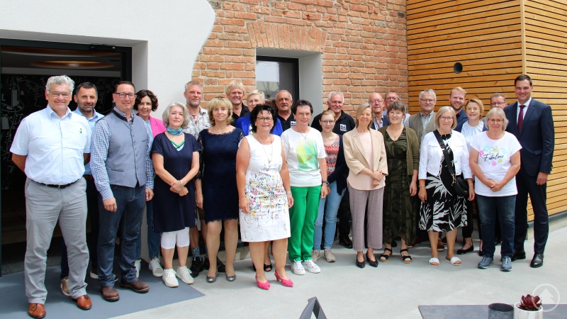 Viel Wertschätzung und größte Anerkennung: Im Rahmen einer kleinen Feierstunde hat Landrat Sebastian Gruber (r.) gemeinsam mit dem Personalratsvorsitzenden Alexander Bertelshofer (3. v. l.) mehrere Beschäftigte des Landkreises Freyung-Grafenau für ihre langjährigen Dienstzeiten geehrt. Ebenso wurden einige Mitarbeiterinnen und Mitarbeiter in den wohlverdienten Ruhestand verabschiedet. Anwesend waren auch die beteiligten Sachgebiets- und Abteilungsleiter.