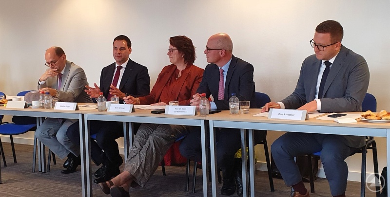 Landrat Sebastian Gruber (2. v. l.) schilderte in seiner Funktion als Dritter Vizepräsident des Bayerischen Landkreistages die Herausforderungen der Asyl- und Migrationspolitik für Gemeinden und Landkreise gegenüber Europaabgeordneten und verschiedenen Spitzenbeamten: Wolfgang Hammer, Ständige Vertretung der Bundesrepublik Deutschland bei der Europäischen Union, Leiter des Arbeitsbereichs 1, in dem u.a. die Bereiche Asyl-, Migrations- und Integrationspolitik angesiedelt sind (links), Beate Gminder, EU-Kommission, Stellvertretende Generaldirektorin Migration und Inneres, Leiterin der Taskforce für Migrationsmanagement (3. v. l.), Prof. Dr. Alexis von Komorowski, Hauptgeschäftsführer Landkreistag Baden-Württemberg und Patrick Wegener, Leiter der Europabüros der baden-württembergischen.