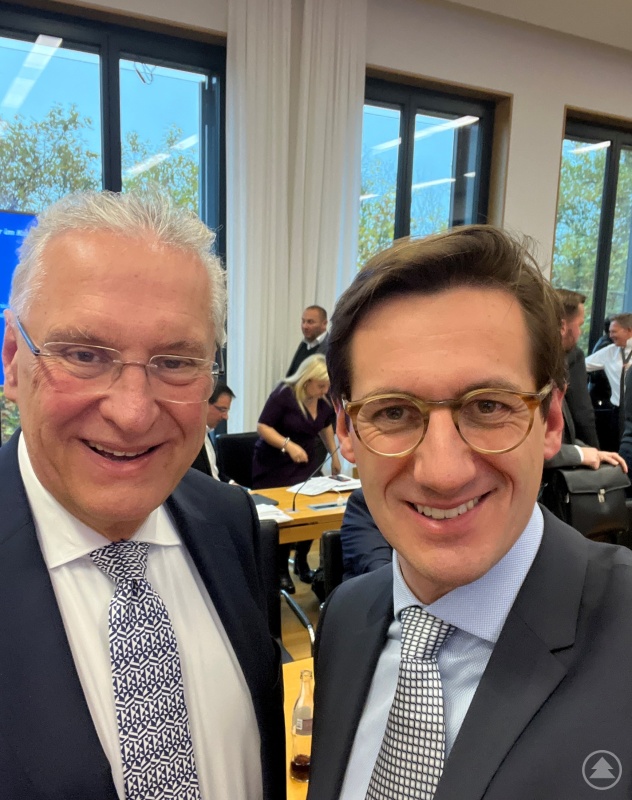 Ein weiterer Meilenstein für das Polizeibildungszentrum in Freyung ist geschafft: Abgeordneter Dr. Stefan Ebner mit Innenminister Joachim Herrmann. Ebner hat sich dafür stark gemacht, dass das Projekt noch vor Ostern auf die Tagesordnung des Haushaltsausschusses gesetzt wird.