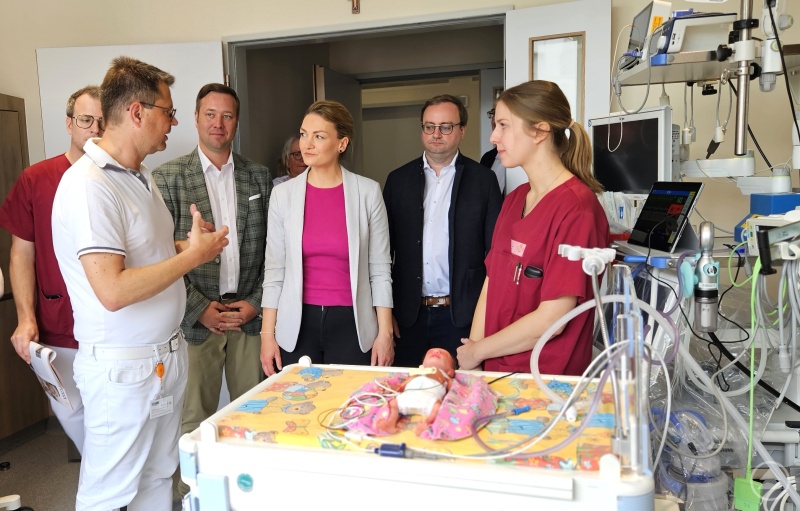 v. l.) OA Dr. Benedikt Steif (leicht verdeckt), Chefarzt Prof. Dr. Matthias Keller, MdL Josef Heisl, Staatsministerin Judith Gerlach, MdL Stefan Meyer und eine Mitarbeiterin der Kinderklinik Dritter Orden Passau.