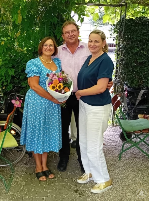 Rinata Deibele (von rechts) bedankt sich bei Fritz und Sonja Mayer für ihre Gastfreundschaft.