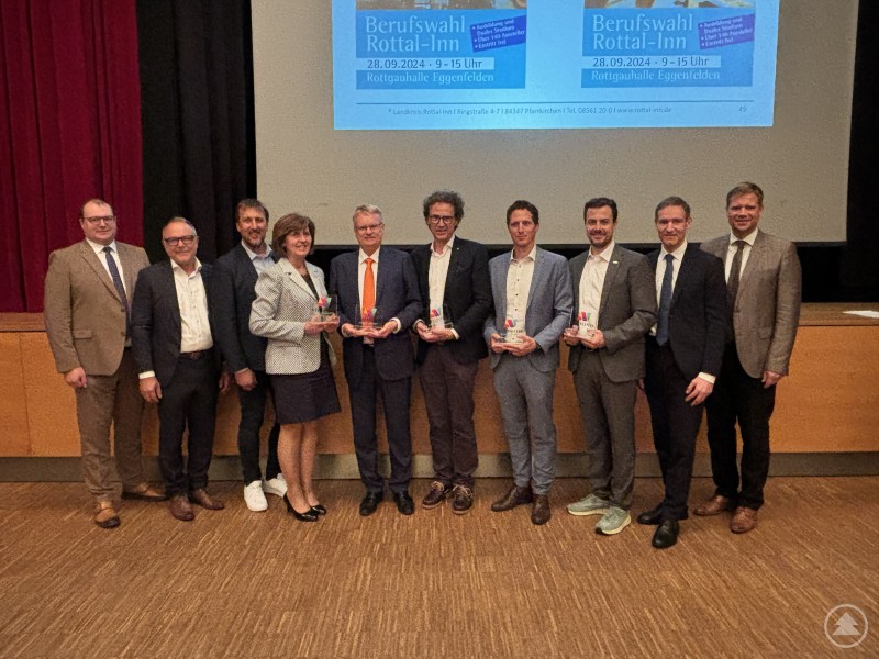 Regierungspräsident Rainer Haselbeck (2. v. re.), Bezirkstagspräsident Dr. Olaf Heinrich (1. v. re.), Landrat Michael Fahmüller (1. v. li.), Pfarrkirchens Bürgermeister Wolfgang Beißmann (3. v. li.)und OStD Andreas Rohbogner (2. v. li.) gratulieren den „TOP-Unternehmen Niederbayern“ aus Rottal-Inn: Der Schneiderei Hintereder, der stela Laxhuber GmbH, der Haas Fertigbau GmbH, der COPLAN AG und den KJF-Werkstätten in Eggenfelden.