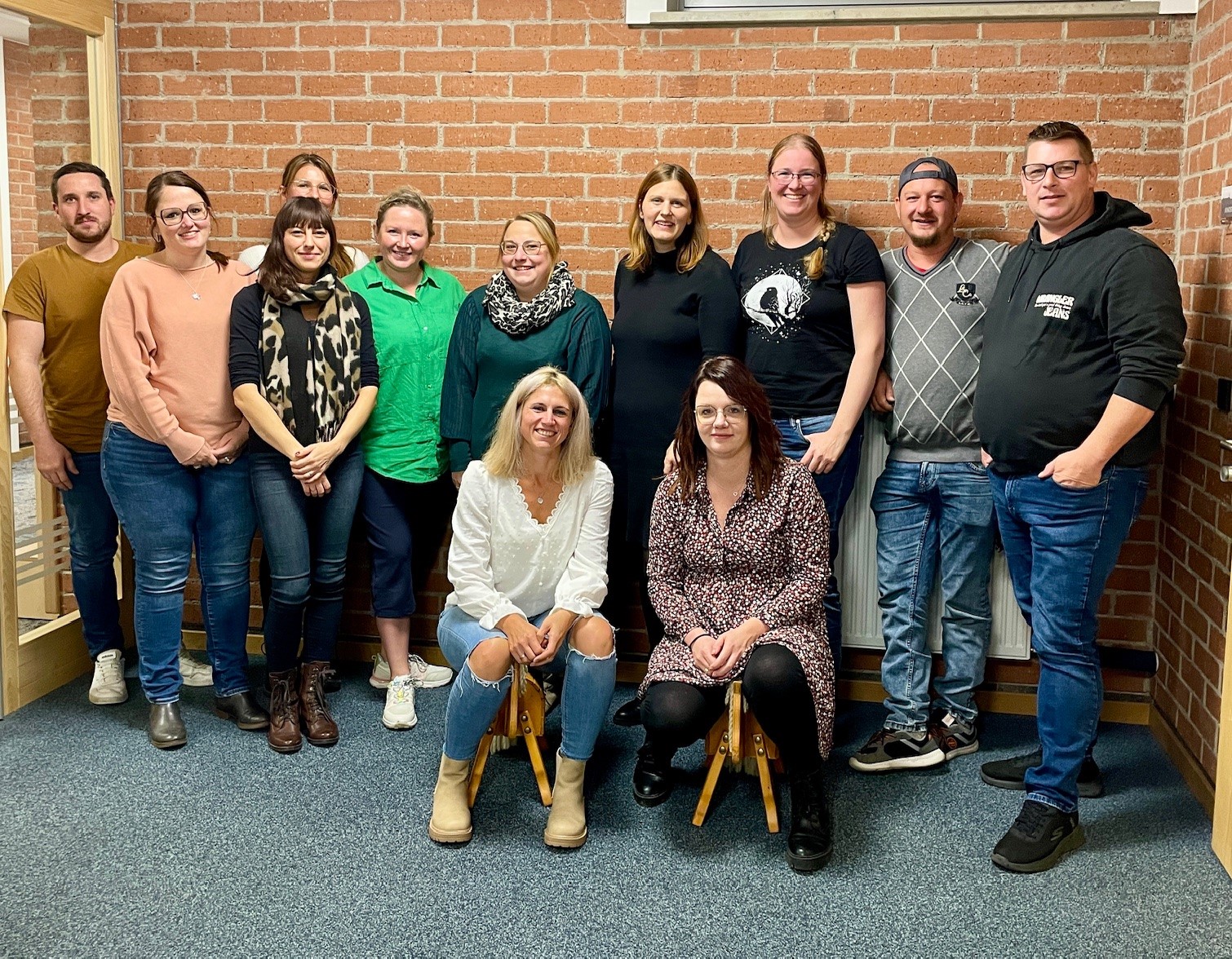 Stehend von links nach rechts: Die Mitarbeit der Eltern ermöglicht erst viele Aktionen im Jahreslauf. So engagieren sich (stehend v.l.) Johannes Halser, Kerstin Weininger, Katharina Simmerl, Daniela Peindl, Julia Lutter, Christina Loibl, Andrea Weber, Julia Wirth, Christian Ebner, Sebastian Schilke ebenso im Elternbeirat wie (sitzend v.l.) Andrea Hofbauer und Ann-Kathrin Schätz.