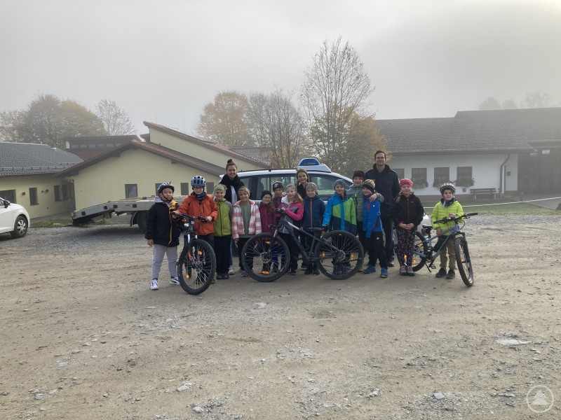 Die Schüler der Grundschule Langdorf, mit Klassenlehrerin Theresa Friedl und Verkehrserzieher Maximilian Dengler. 1.Platz_Herbst_2024_LangdorfII.jpeg