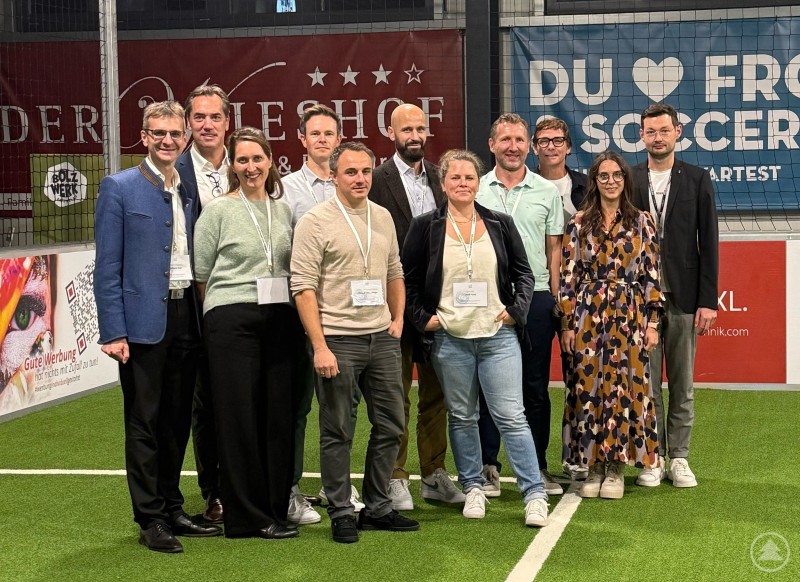 (v.l.) Freuten sich über die gelungene Veranstaltung im BOLZWERK: Karlheinz Roth (Erster Bürgermeister der Gemeinde Spiegelau), Christian Bulka (Managing Director WIANCO OTT Robotics GmbH), Vroni Hackl (Gründerin und Geschäftsführerin KI für Menschen GbR), Lars Kornhoff (Co-Founder & CSO der Cambrion GmbH), Christian Gerlesberger (Digitalisierungsbeauftragter des Gesundheitsamts Freyung-Grafenau), Dr. Marcus Raitner (Agile Coach und Autor), Stephanie Fichtl (Geschäftsführerin GreG FRG), Michael Miedl (Gründer und CEO im BOLZWERK Spiegelau), Stephan Schuster (Regionalmanager Freyung-Grafenau), Carolin Schuster (Team-Assistentin GreG FRG) und Rainer Jungwirth (Präsident der Wirtschaftsjunioren Freyung-Grafenau).