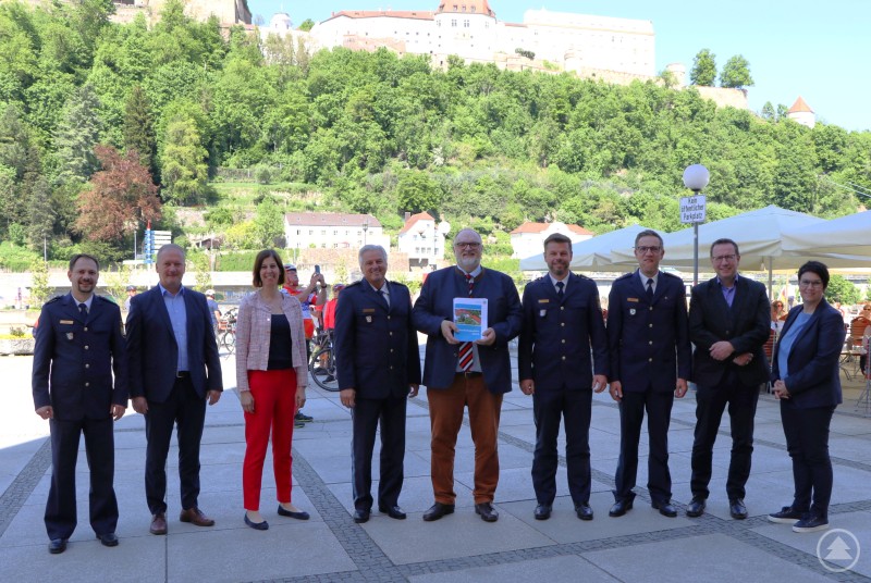 Vertreter der Stadt Passau und des Polizeipräsidiums Niederbayern beim Sicherheitsgespräch 2025 mit Übergabe des Sicherheitsberichts. Gruppenfoto von Polizei- und Stadtvertretern vor der Veste Oberhaus in Passau bei der Übergabe des Sicherheitsberichts 2024.