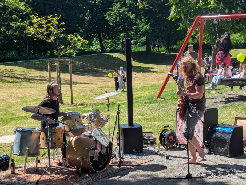 Der Kulturlichtung e. V. schlug mit der Band Rhododendron rockigere Töne an Band Rhododendron aus Deggendorf im Stadtpark