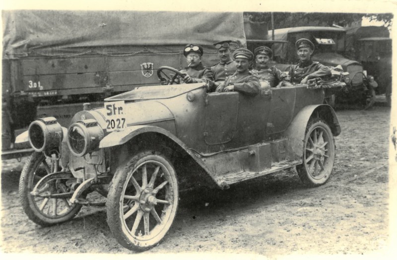 Militärfahrzeug mit fünf Soldaten. Fahrer Josef Tanzer mit Brille und Zigarette.