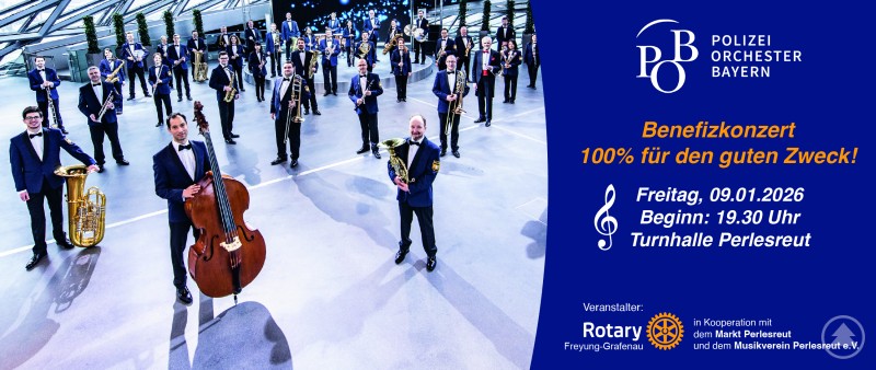 Das Polizeiorchester Bayern spielt beim Benefizkonzert am 9. Januar 2026 in der Turnhalle Perlesreut zugunsten regionaler sozialer Projekte. Das Polizeiorchester Bayern steht in einem modernen, lichtdurchfluteten Gebäude in lockerer Formation. Die Musikerinnen und Musiker tragen elegante dunkelblaue Anzüge und halten ihre Instrumente, darunter Blech- und Holzblasinstrumente sowie ein Kontrabass. Rechts im Bild sind Logo und Veranstaltungsdaten des Benefizkonzerts zu sehen.