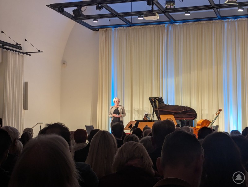 Sabine Peters vom Kulturverein Deggendorf e. V., der das Klavierquintett vom Gärtnerplatz nach Deggendorf brachte, begrüßte die Gäste. Sabine Peters begrüßt die Gäste bei ihrer Rede zum Konzert