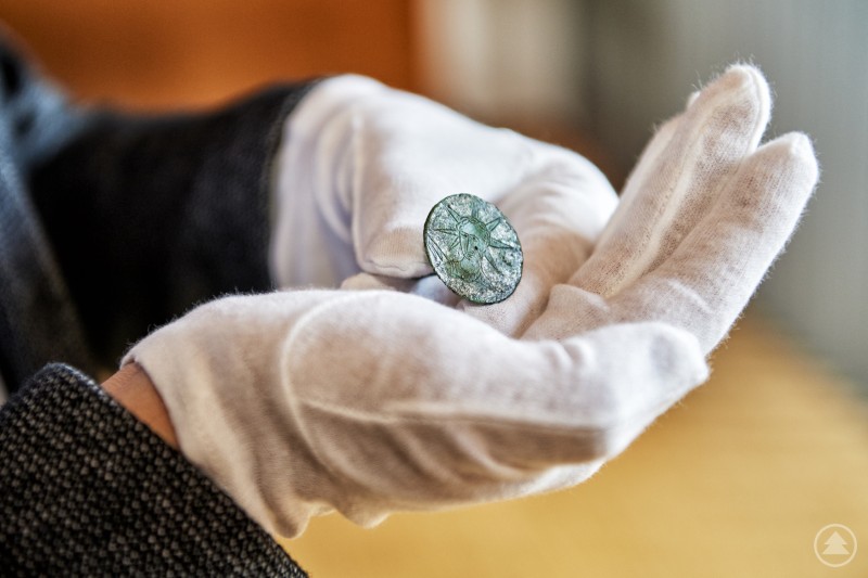 Spannende Exponate und Modelle machen Geschichte im Museum Quintana lebendig. Blick auf ein rundes Ausstellungsobjekt oder Modell, das von oben fotografiert wurde und Teil einer archäologischen Präsentation ist.