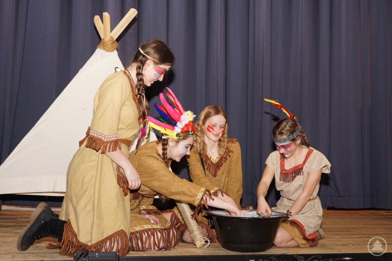 Die Indianer kochen ihr Zaubersüppchen.