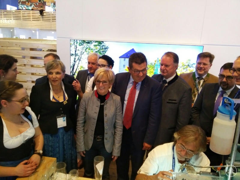 Landrätin Rita Röhrl und Willi Killinger mit Staatssekretär Franz Josef Pschierer.