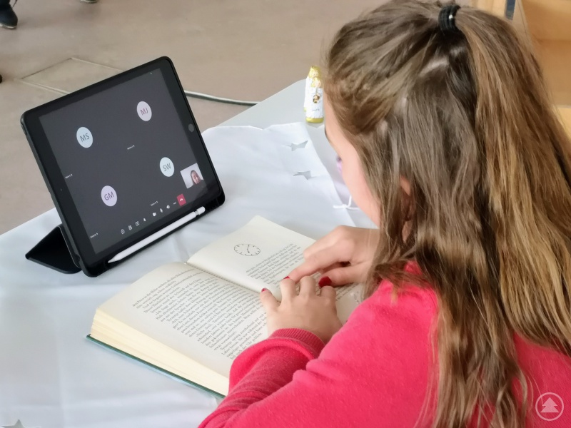 Die Siegerin des Vorlesewettbewerbs Hannah Friedl aus der Klasse 6b wird mit ihrem Lesebeitrag digital in die Klassenzimmer übertragen.