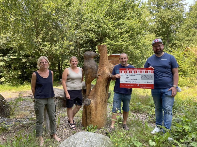 v. l. Waldkindergarten-Leiterin Birgit Bauer, Carina Bredl und Thomas Behringer des Elternbeirats und Markus Roth.