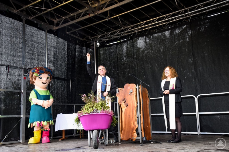 Das Gelände der Landesgartenschau wurde durch Dekan und Stadtpfarrer Magnus König sowie Diakonin Gabriela Neumann-Beiler gesegnet. 