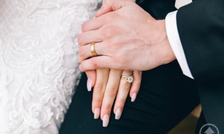 Eheringe mit Diamanten: Im stationären Juwelierfachgeschäft oder beim Onlinejuwelier kaufen?