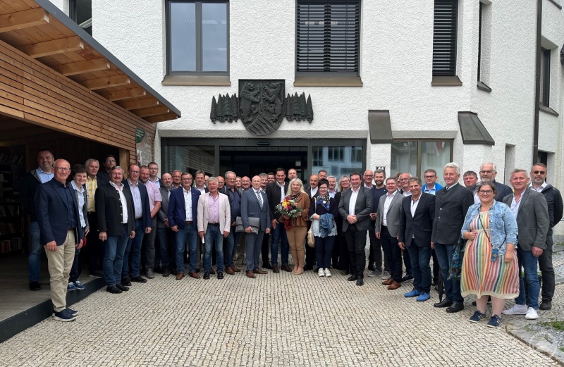 Gruppenfoto vor dem Landratsamt Freyung-Grafenau