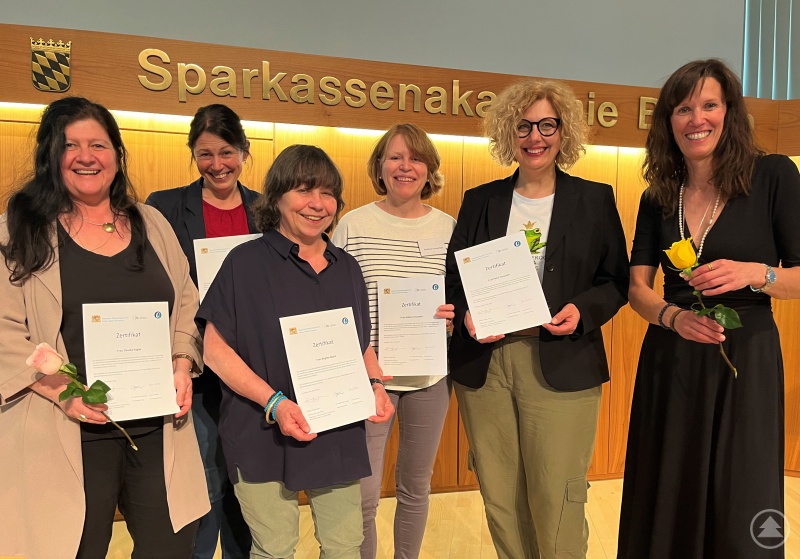 Die Multiplikatorinnen der Caritas Passau. V.l. Dr. Dagmar Berwanger (Lehrgangsleitung, Staatsinstitut für Frühpädagogik und Medienkompetenz), Petra Tauschek, Andrea Irouschek, Fortbildungsreferentin Brigitte Blank, Petra Schötz und Claudia Pagler.