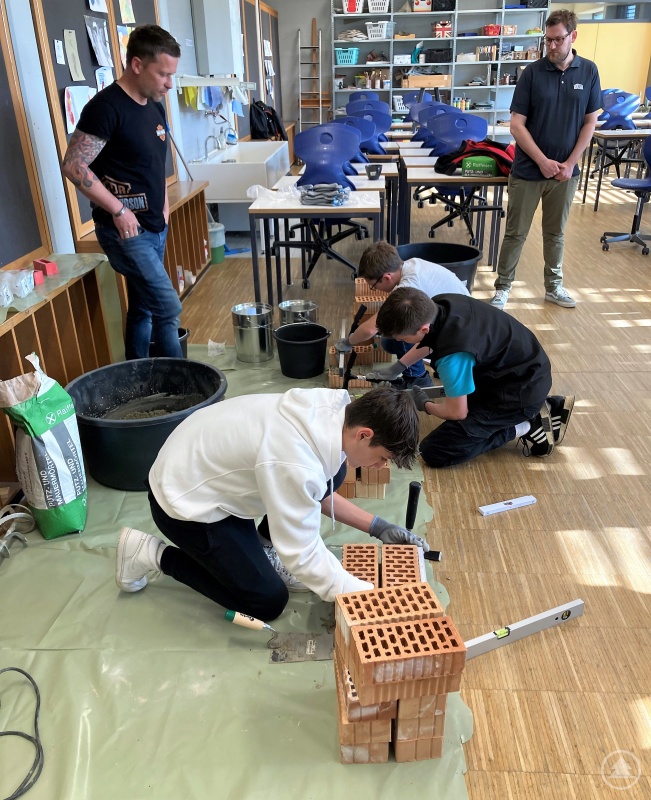 Sichtlich Spaß macht das Üben auf der Lehrbaustelle im Klassenzimmer der Realschule Freyung.
