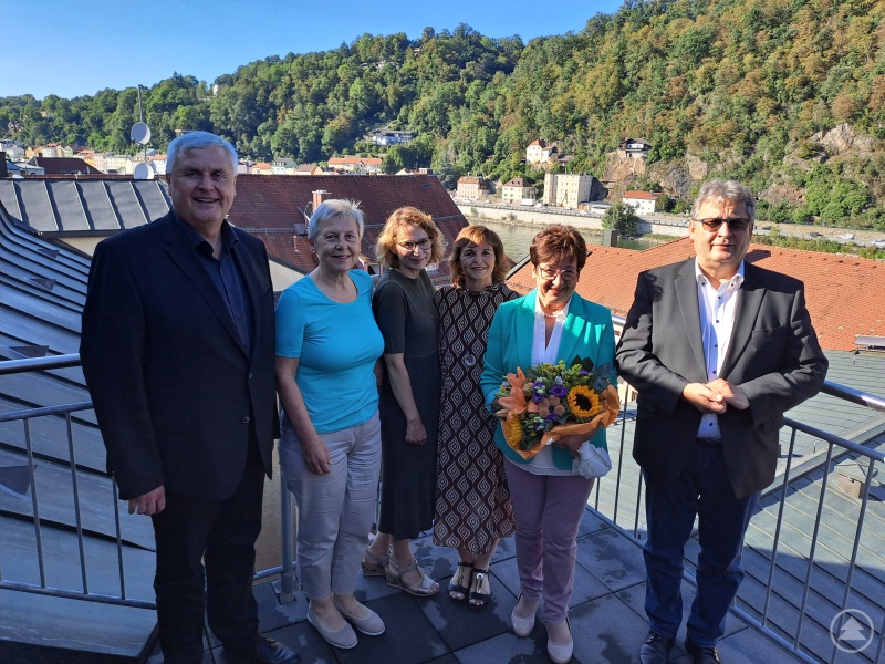Diakon Konrad Niederländer (re.) dankte Gerti Stellner für den jahrzehntelangen Einsatz bei der Caritas und beim Bischof-Eder-Fond. Mit im Vergabegremium sind (li.) Dompropst Michael Bär, Helga Grömer als neues Mitglied, Dr. Tanja Steinberger und Annita Loher.